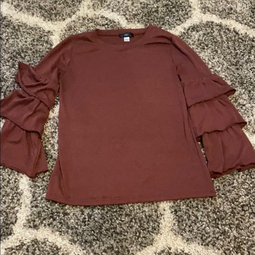 Cute Ruffle sleeve top!